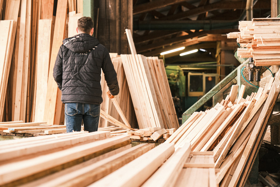 Pourquoi opter pour la découpe de bois pour votre terrasse à Épinal ?